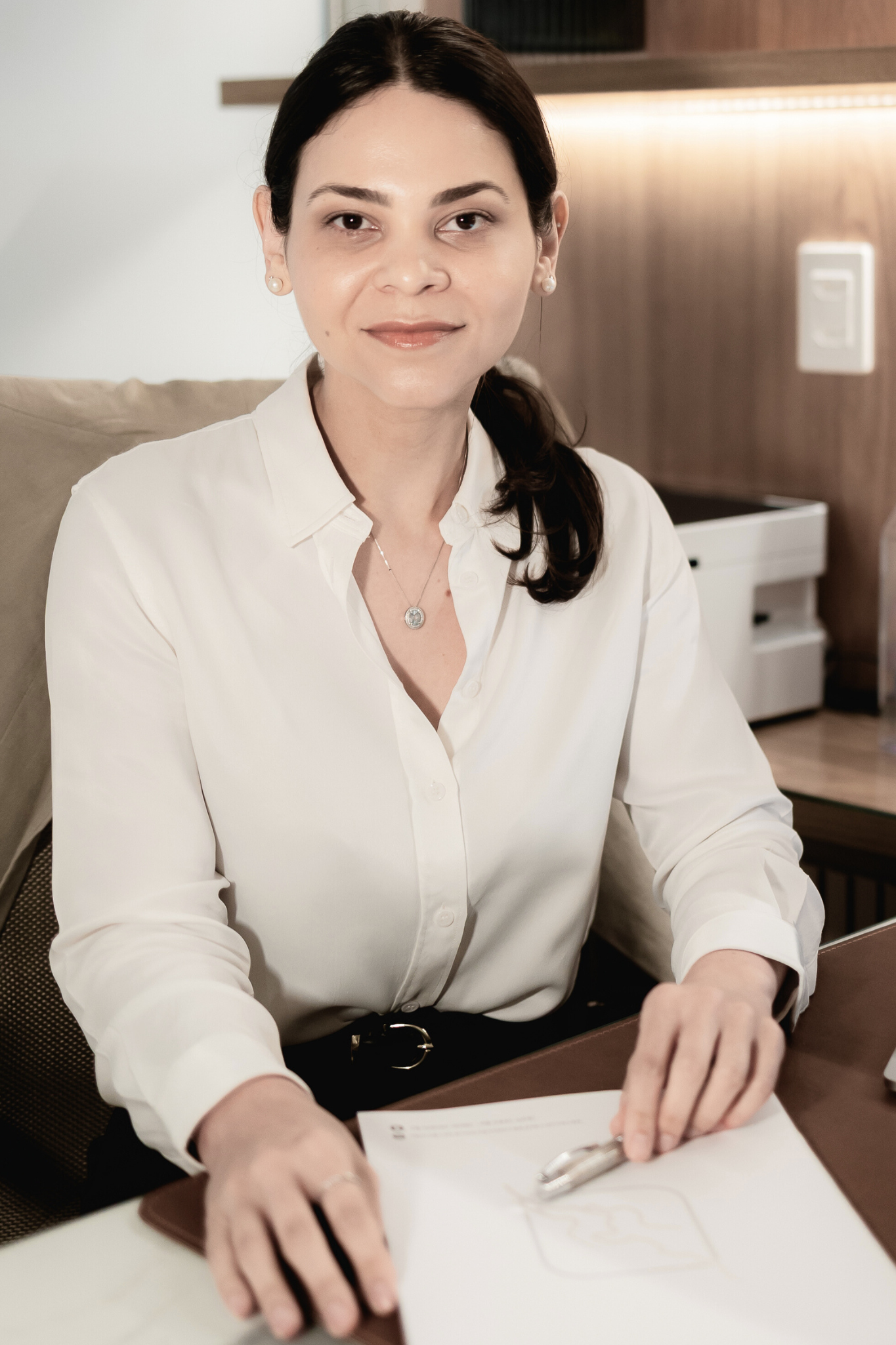 Dra. Flávia Moreira sentada em seu consultório no Centro Endovascular da Barra no Rio de Janeiro